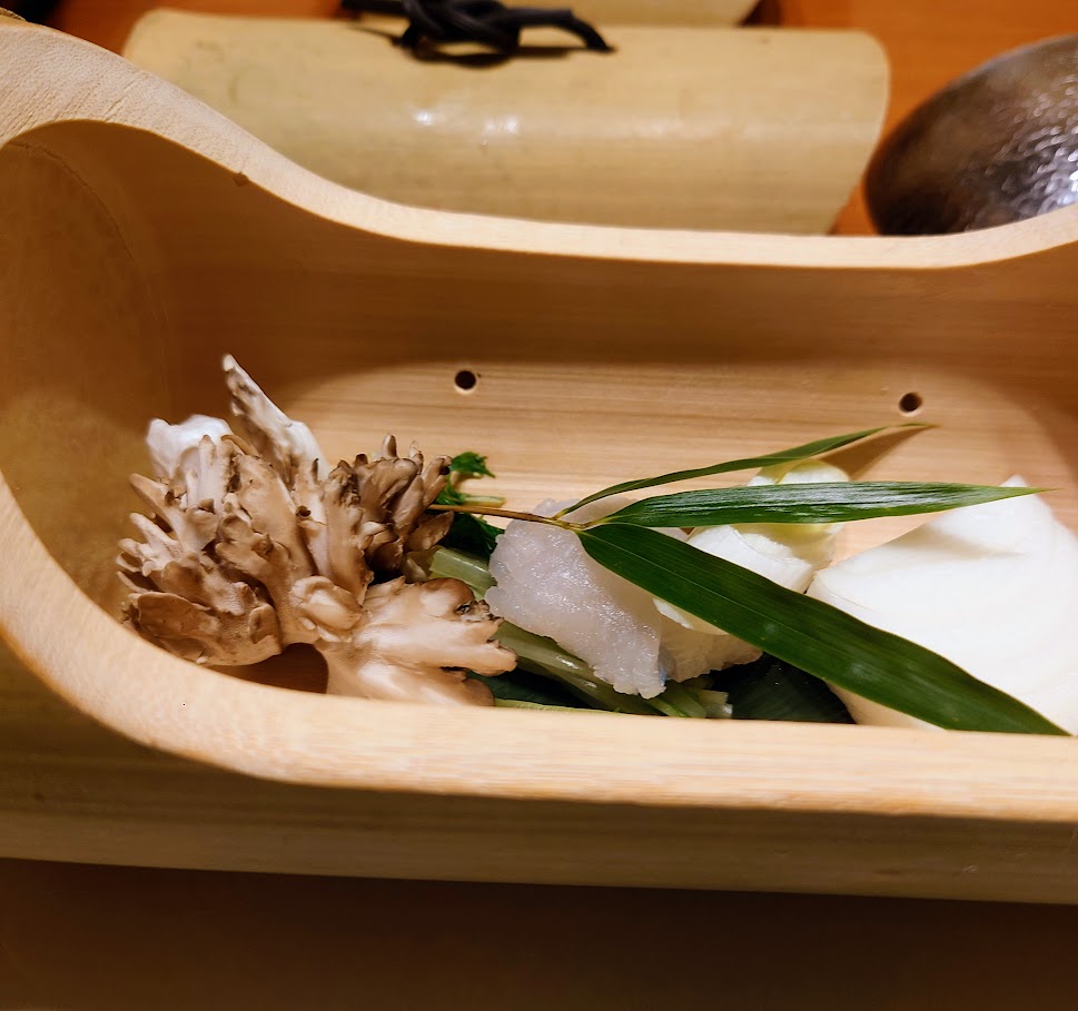 奈良屋の夕食に出された大きな竹の器の中には、小鍋に入れる鱧（はも）や群馬県産舞茸などが入っていた。